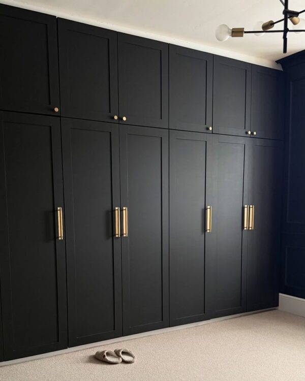 Fitted bedroom wardrobe with cabinets